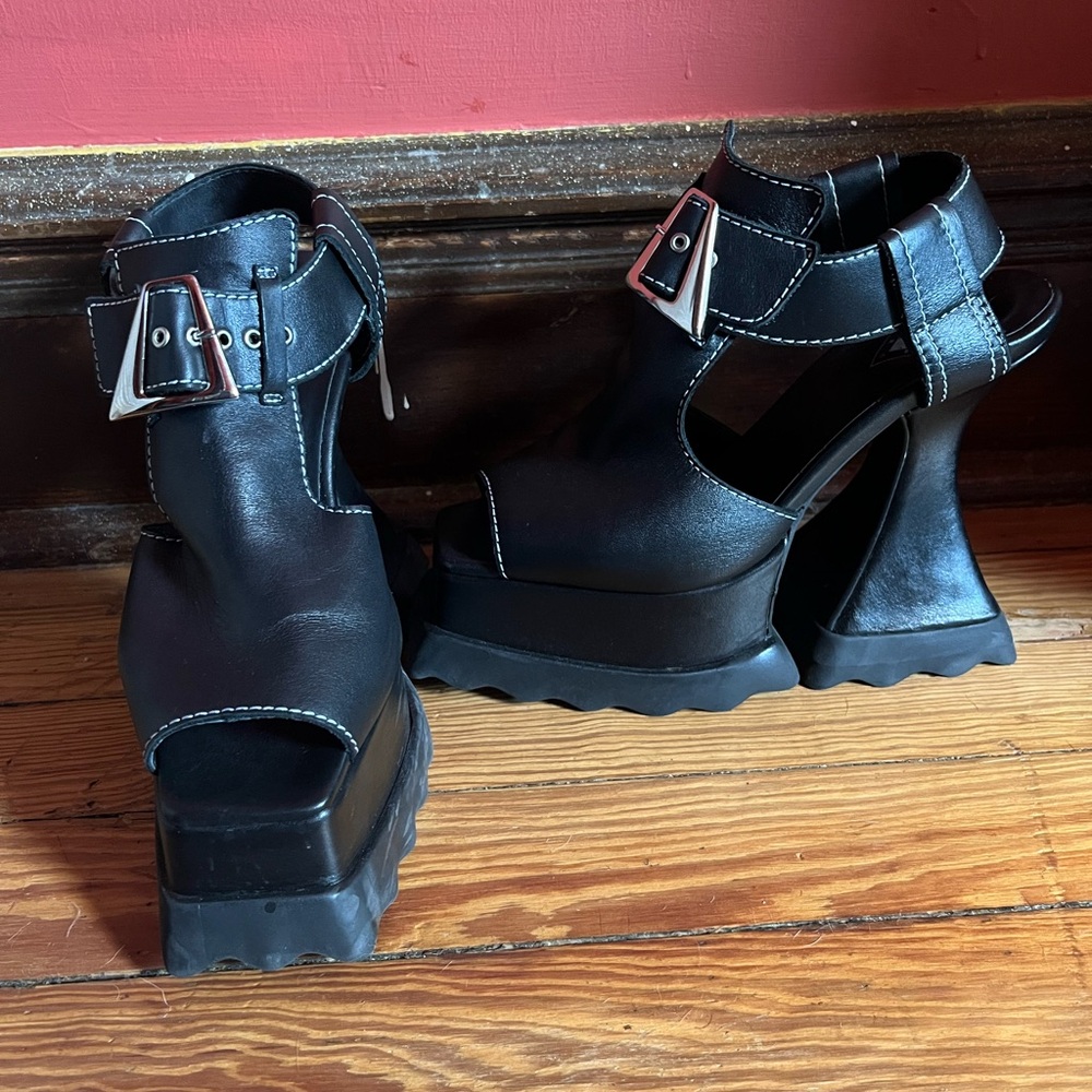 John Fluevog Munster Max Daisy platform - size 7 - In Pristine Condition